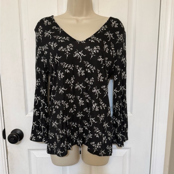 H&M Black & White Floral Bell Sleeve Flowy V-Neck Blouse S - Picture 3 of 5